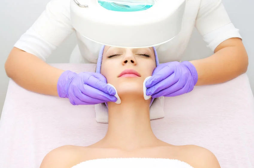 Popping Pimples: When and How to Do it Safely?